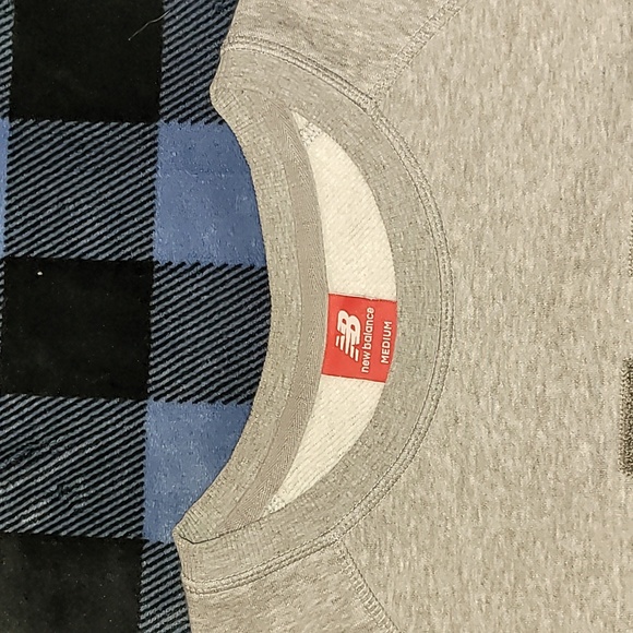 New Balance. Crewneck pullover. Carpet-logo. Like-new.  Women's Medium - Picture 7 of 15